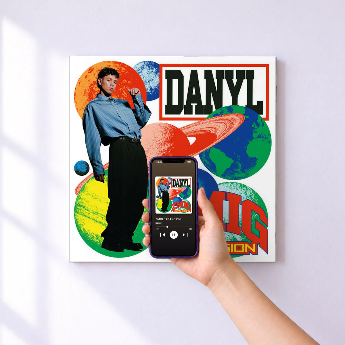 Affiche connectée ZMIG EXPANSION de Danyl au mur : l'album se lance en approchant le téléphone