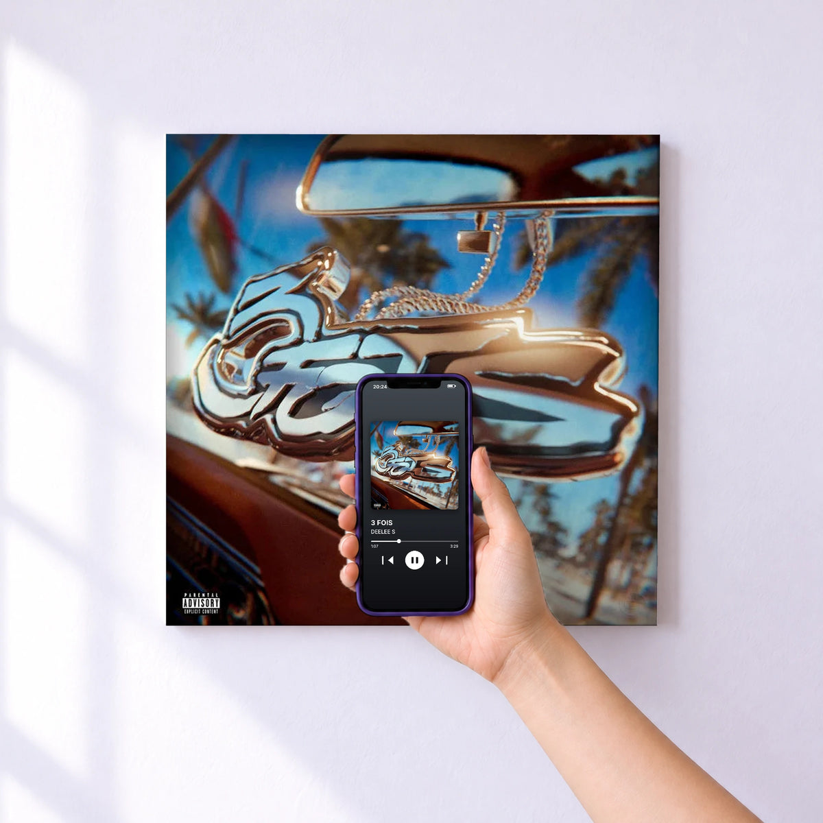Affiche connectée 3 FOIS de DEELEE S au mur : l'album se lance en approchant le téléphone