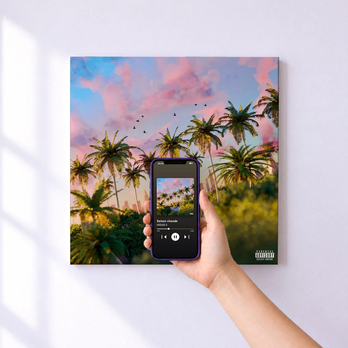 Affiche connectée Saison chaude de DEELEE S au mur : l'album se lance en approchant le téléphone