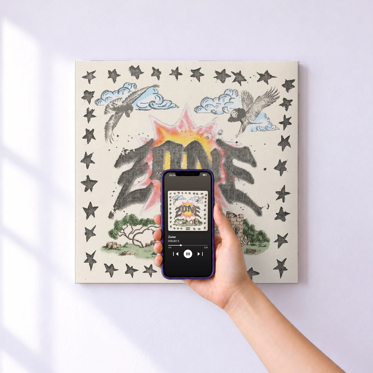 Affiche connectée Zone de DEELEE S au mur : l'album se lance en approchant le téléphone