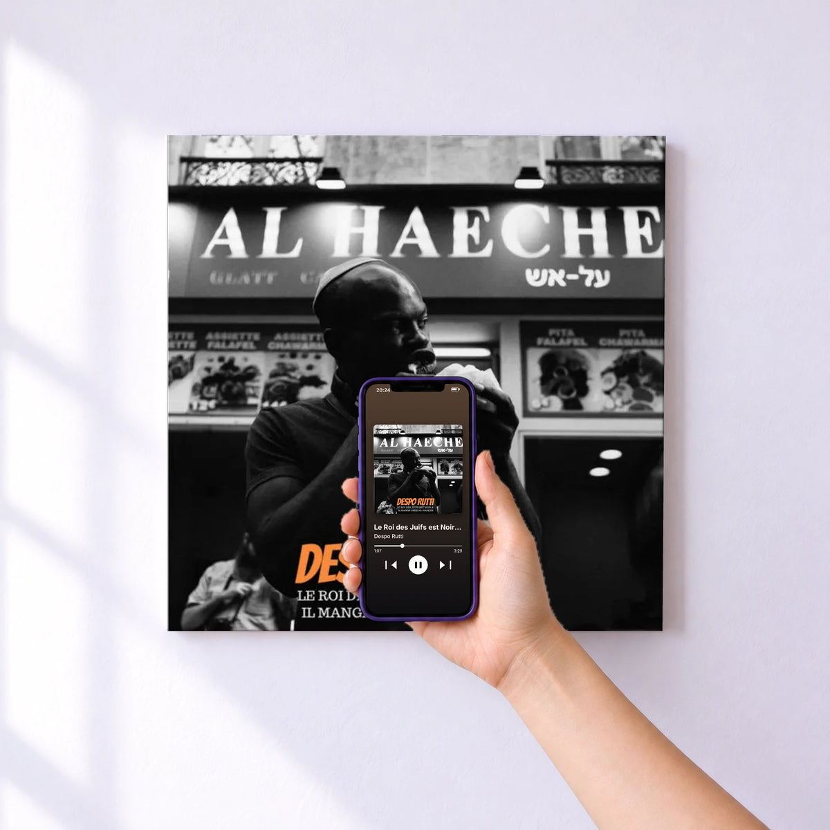 Affiche connectée Le Roi des Juifs est Noir CD Lion de Despo Rutti au mur : l'album se lance en approchant le téléphone