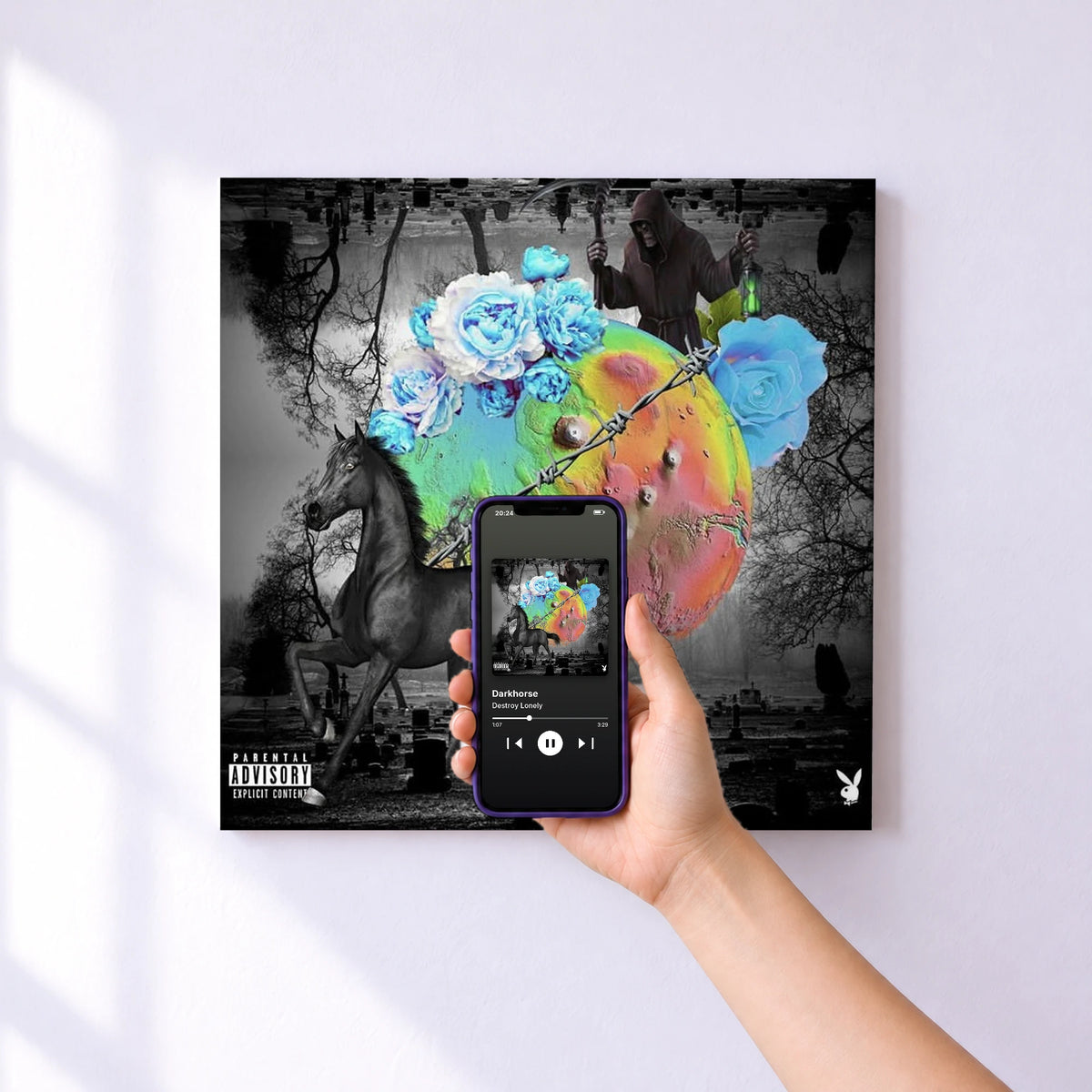 Affiche connectée Darkhorse de Destroy Lonely au mur : l'album se lance en approchant le téléphone