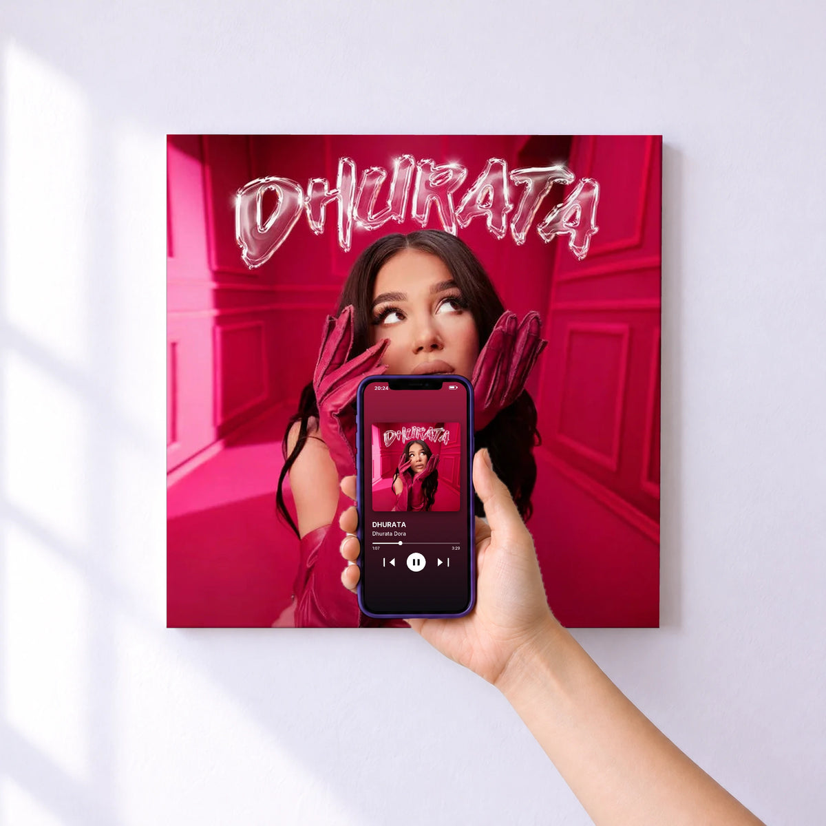 Affiche connectée DHURATA de Dhurata Dora au mur : l'album se lance en approchant le téléphone