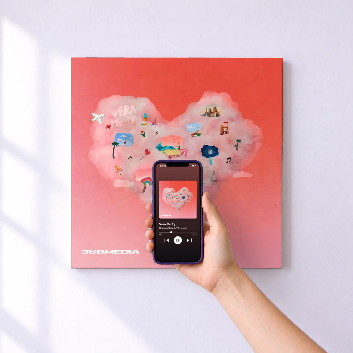 Affiche connectée Vera Me Ty de Dhurata Dora & Yll Limani au mur : l'album se lance en approchant le téléphone