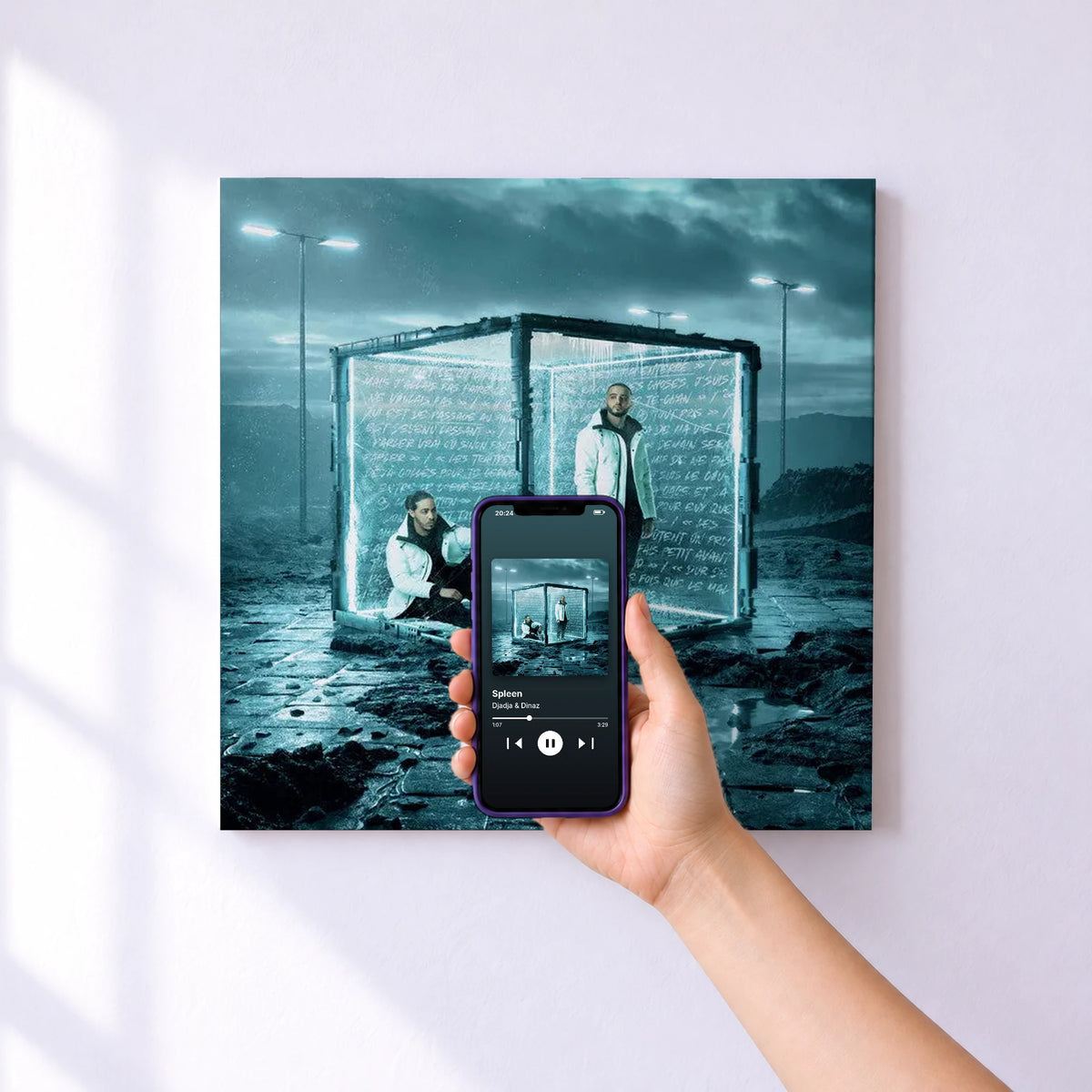 Affiche connectée Spleen de Djadja & Dinaz au mur : l'album se lance en approchant le téléphone