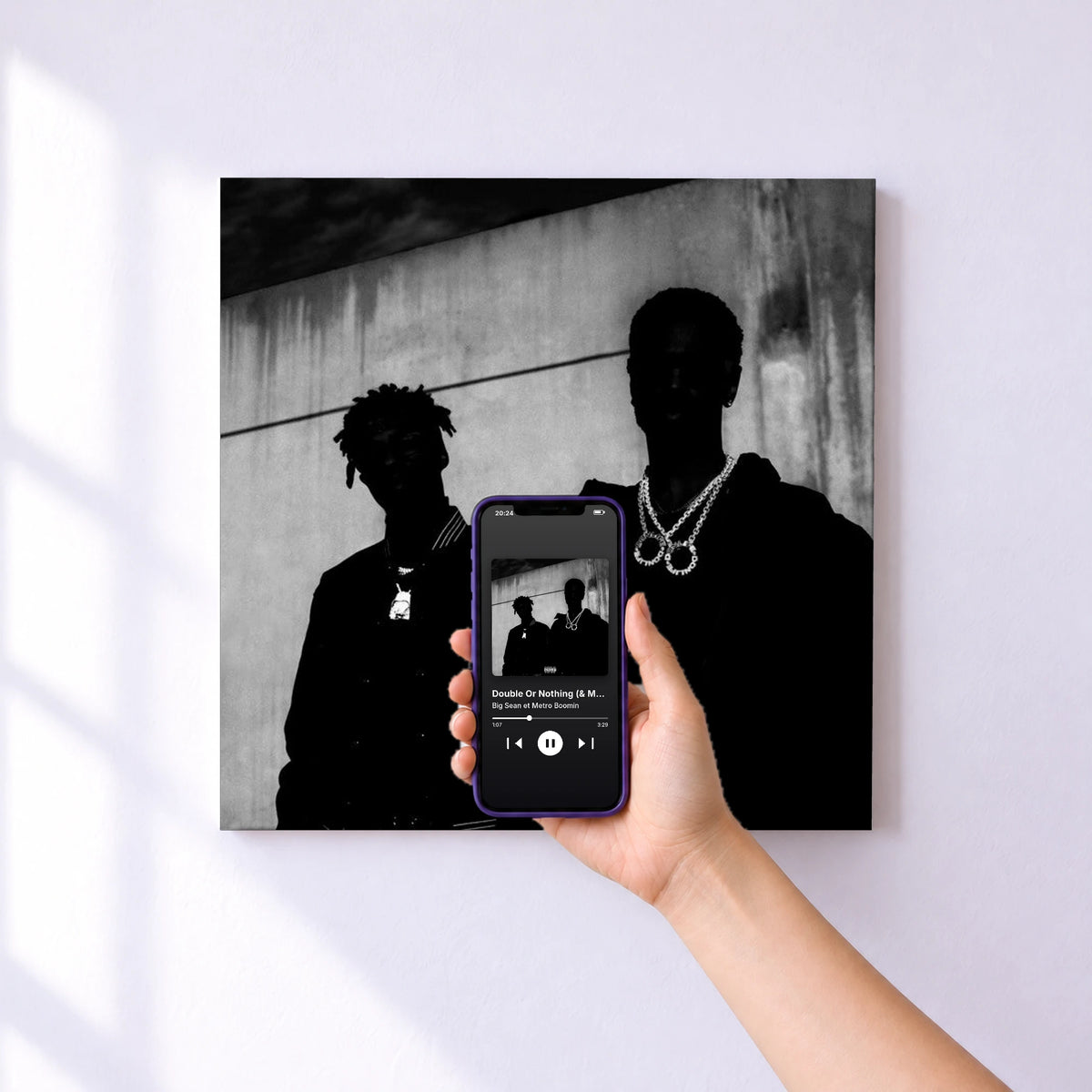 Affiche connectée Double Or Nothing (& Metro Boomin) de Big Sean et Metro Boomin au mur : l'album se lance en approchant le téléphone