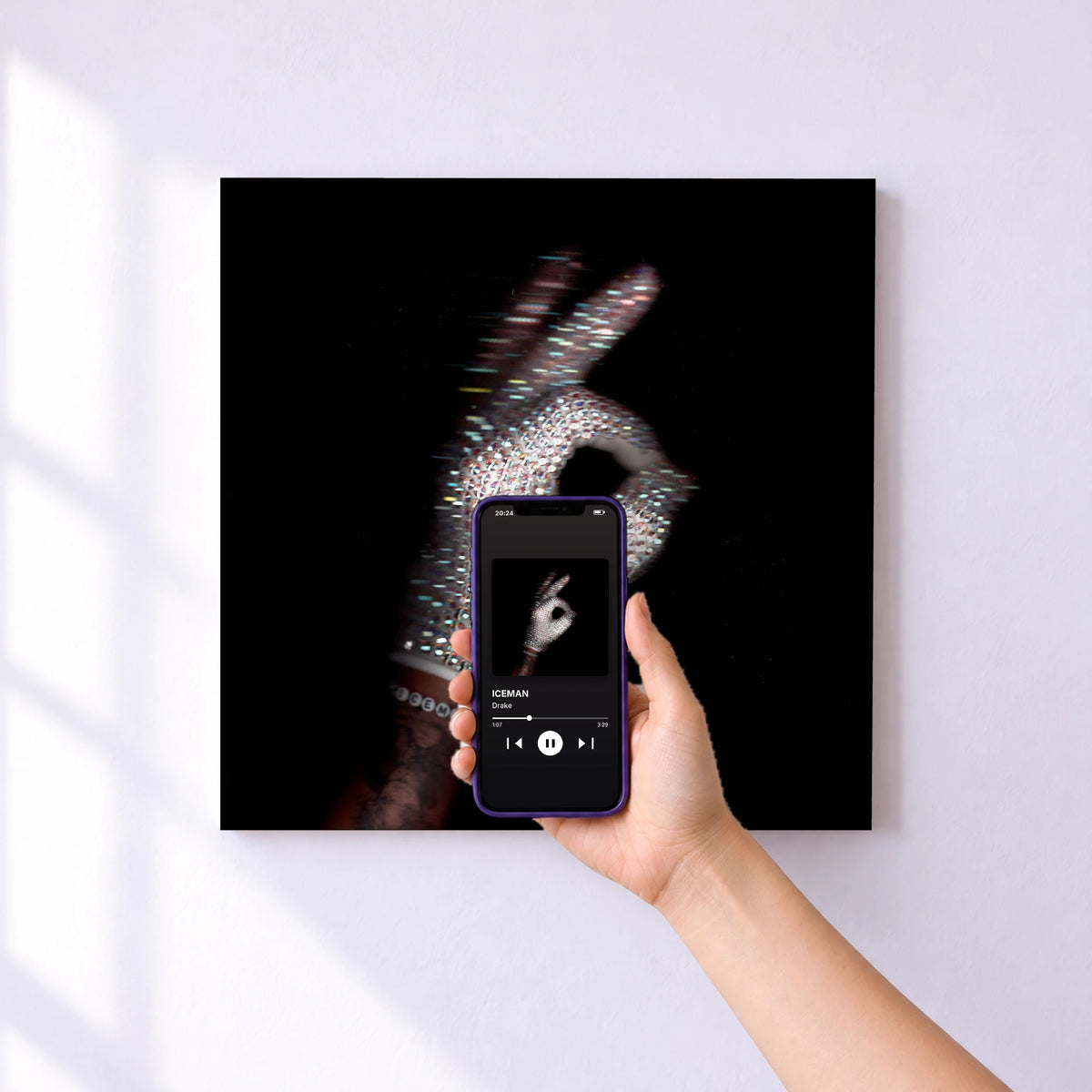 Affiche connectée ICEMAN de Drake au mur : l'album se lance en approchant le téléphone