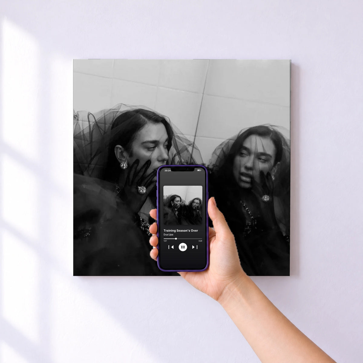 Affiche connectée Training Season's Over de Dua Lipa au mur : l'album se lance en approchant le téléphone