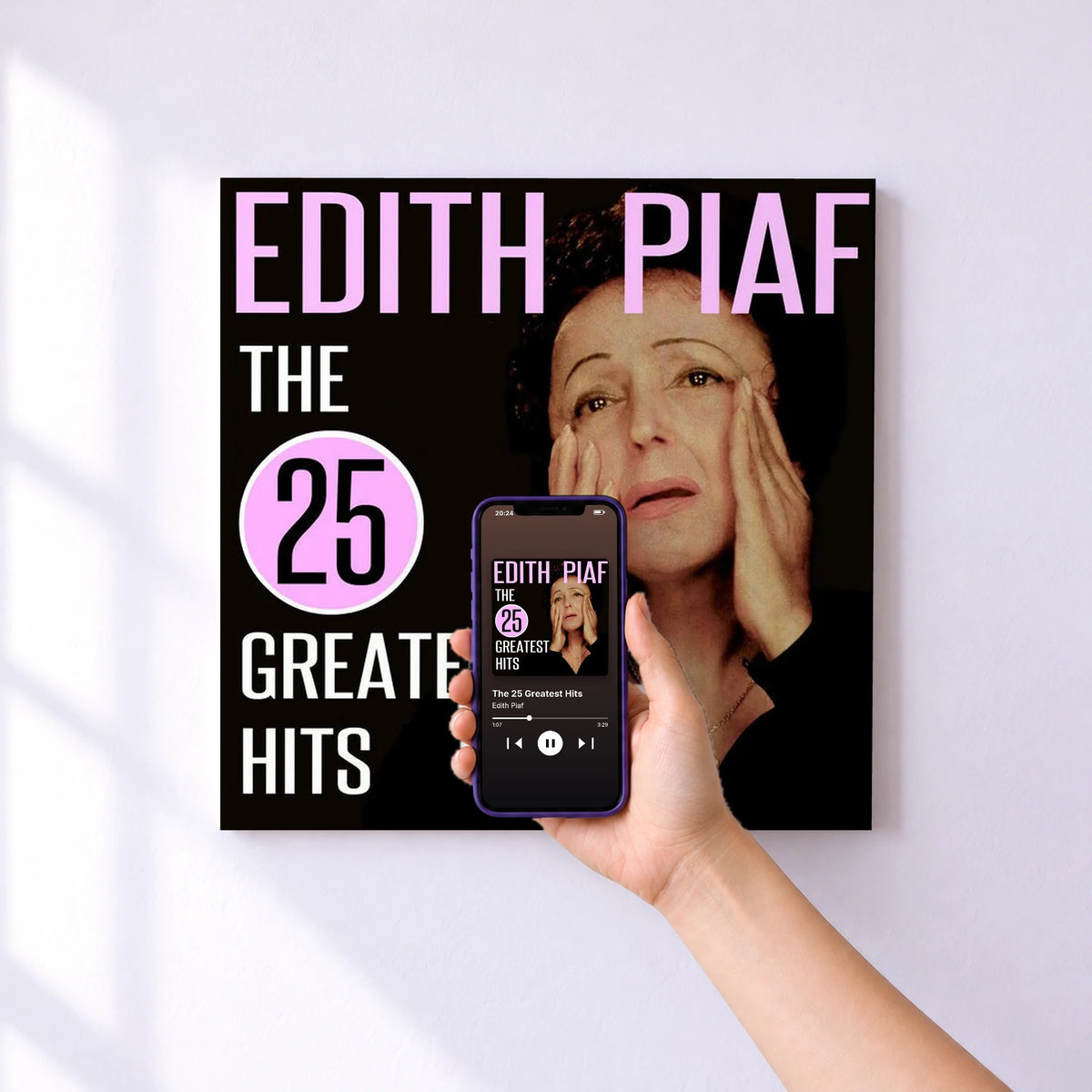 Affiche connectée The 25 Greatest Hits de Edith Piaf au mur : l'album se lance en approchant le téléphone