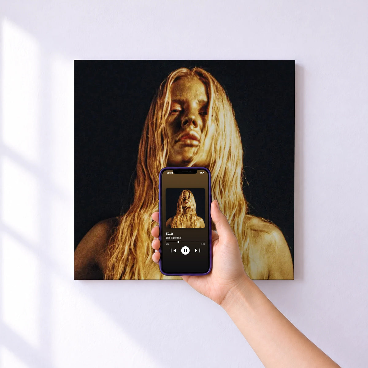 Affiche connectée EG.0 de Ellie Goulding au mur : l'album se lance en approchant le téléphone