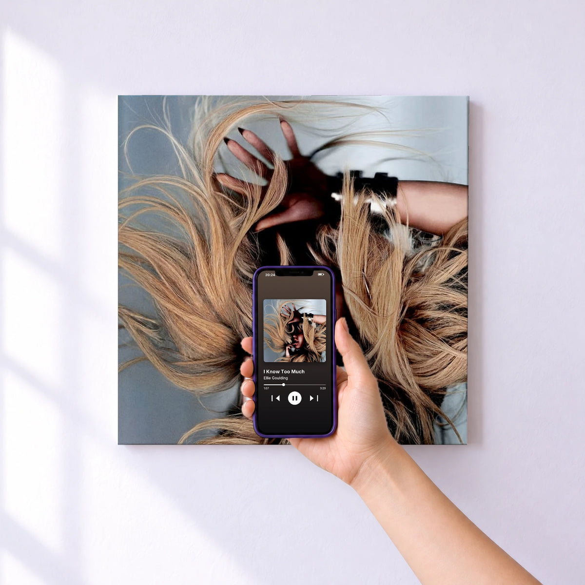 Affiche connectée I Know Too Much de Ellie Goulding au mur : l'album se lance en approchant le téléphone