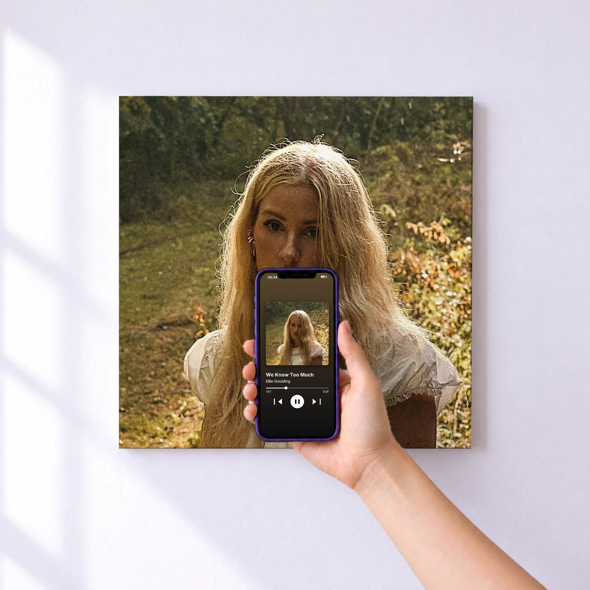 Affiche connectée We Know Too Much de Ellie Goulding au mur : l'album se lance en approchant le téléphone