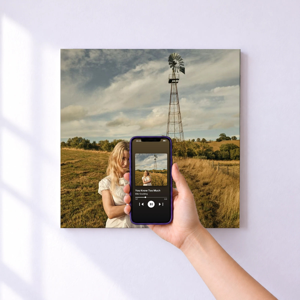 Affiche connectée You Know Too Much de Ellie Goulding au mur : l'album se lance en approchant le téléphone