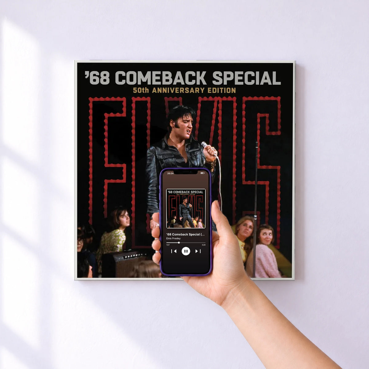 Affiche connectée '68 Comeback Special (50th Anniversary Edition) [Live] de Elvis Presley au mur : l'album se lance en approchant le téléphone