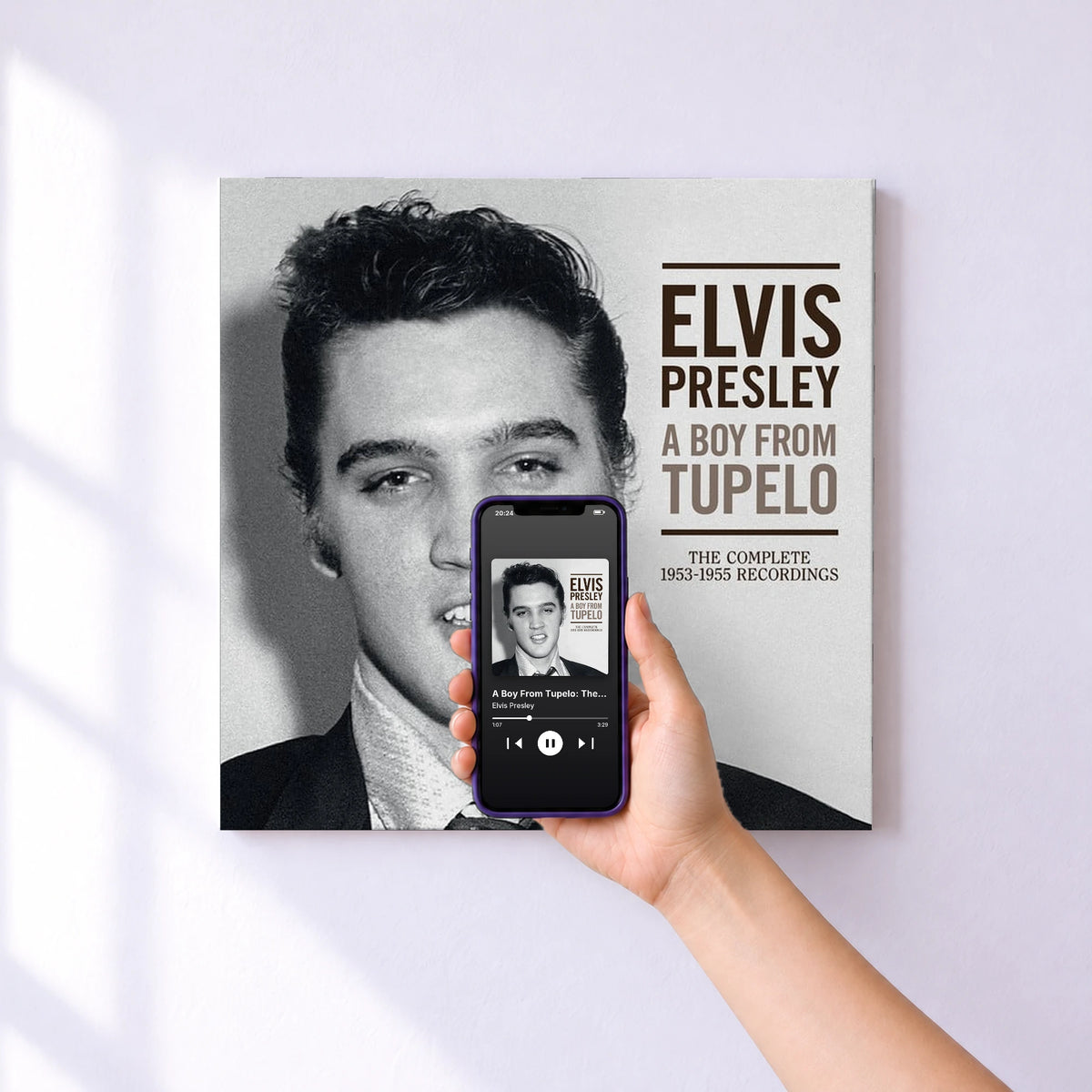 Affiche connectée A Boy From Tupelo: The Complete 1953-1955 Recordings de Elvis Presley au mur : l'album se lance en approchant le téléphone