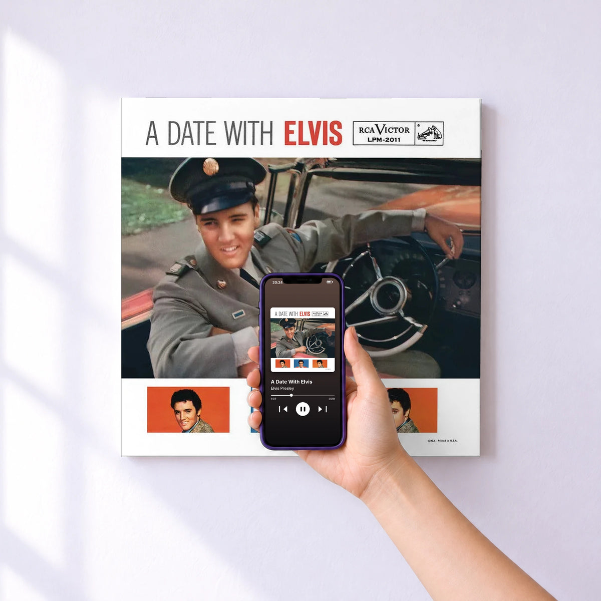 Affiche connectée A Date With Elvis de Elvis Presley au mur : l'album se lance en approchant le téléphone
