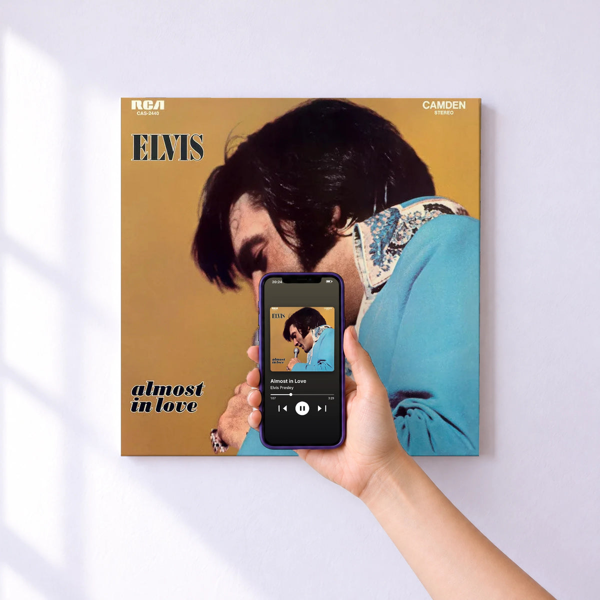 Affiche connectée Almost in Love de Elvis Presley au mur : l'album se lance en approchant le téléphone