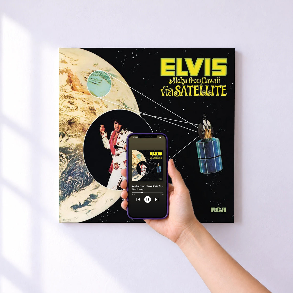 Affiche connectée Aloha from Hawaii Via Satellite (Live) de Elvis Presley au mur : l'album se lance en approchant le téléphone
