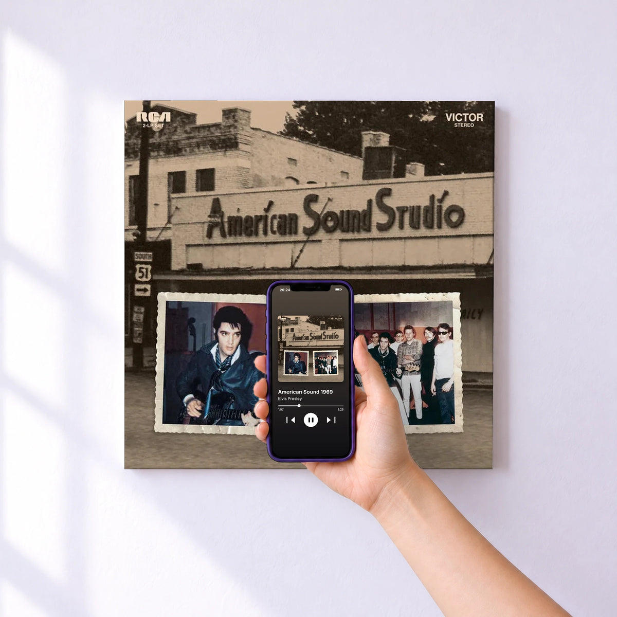 Affiche connectée American Sound 1969 de Elvis Presley au mur : l'album se lance en approchant le téléphone
