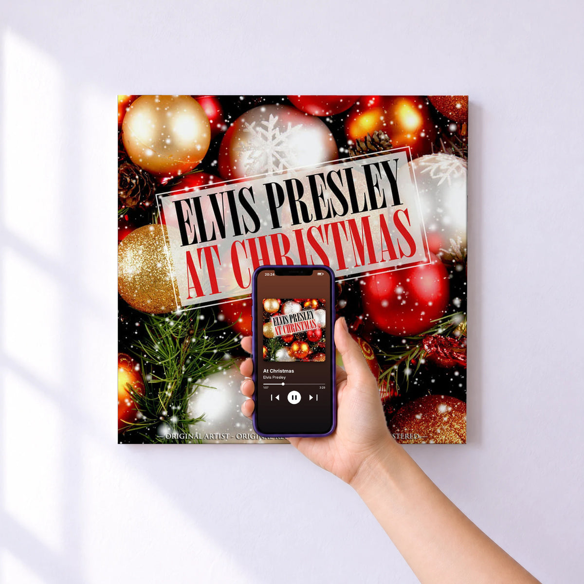 Affiche connectée At Christmas de Elvis Presley au mur : l'album se lance en approchant le téléphone