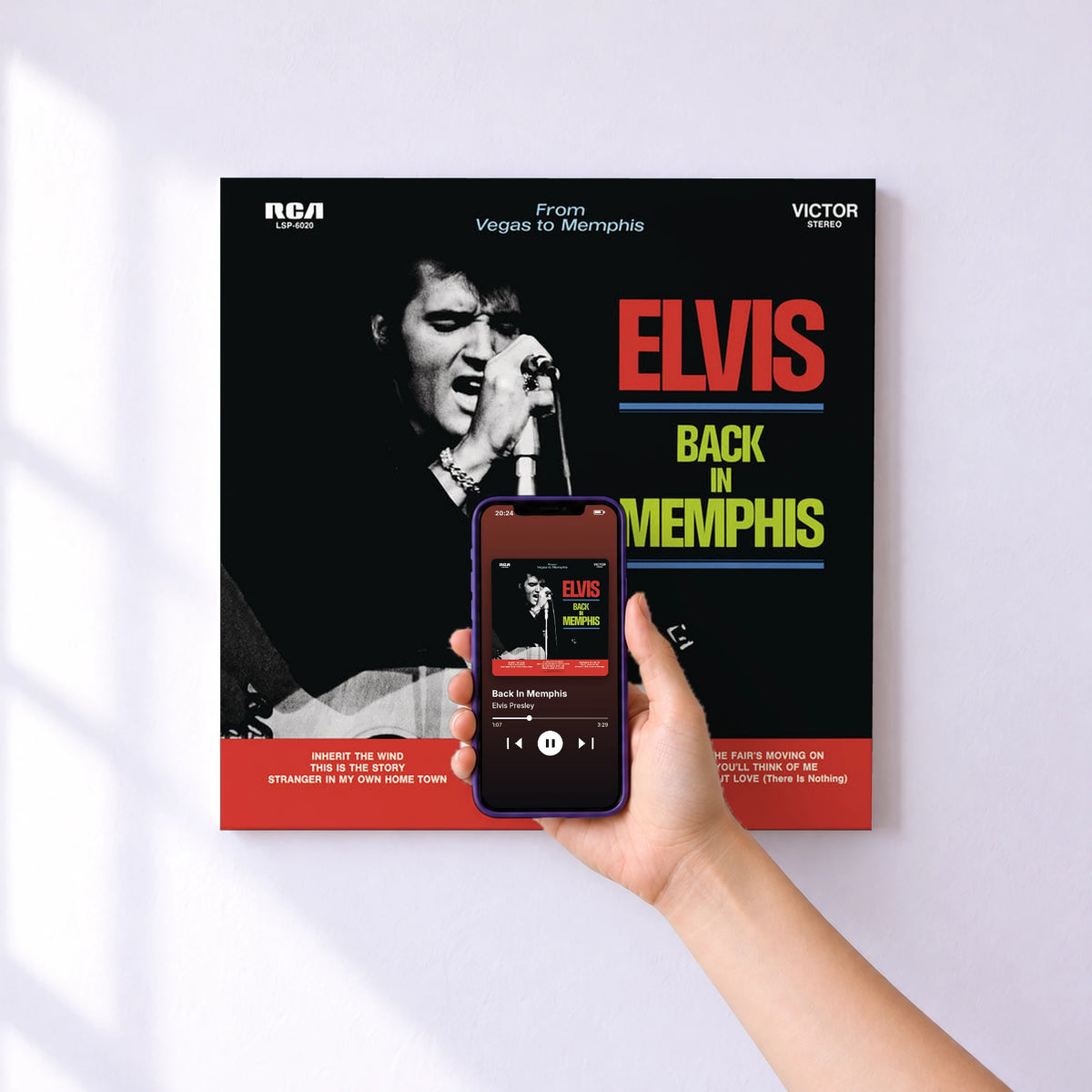 Affiche connectée Back In Memphis de Elvis Presley au mur : l'album se lance en approchant le téléphone