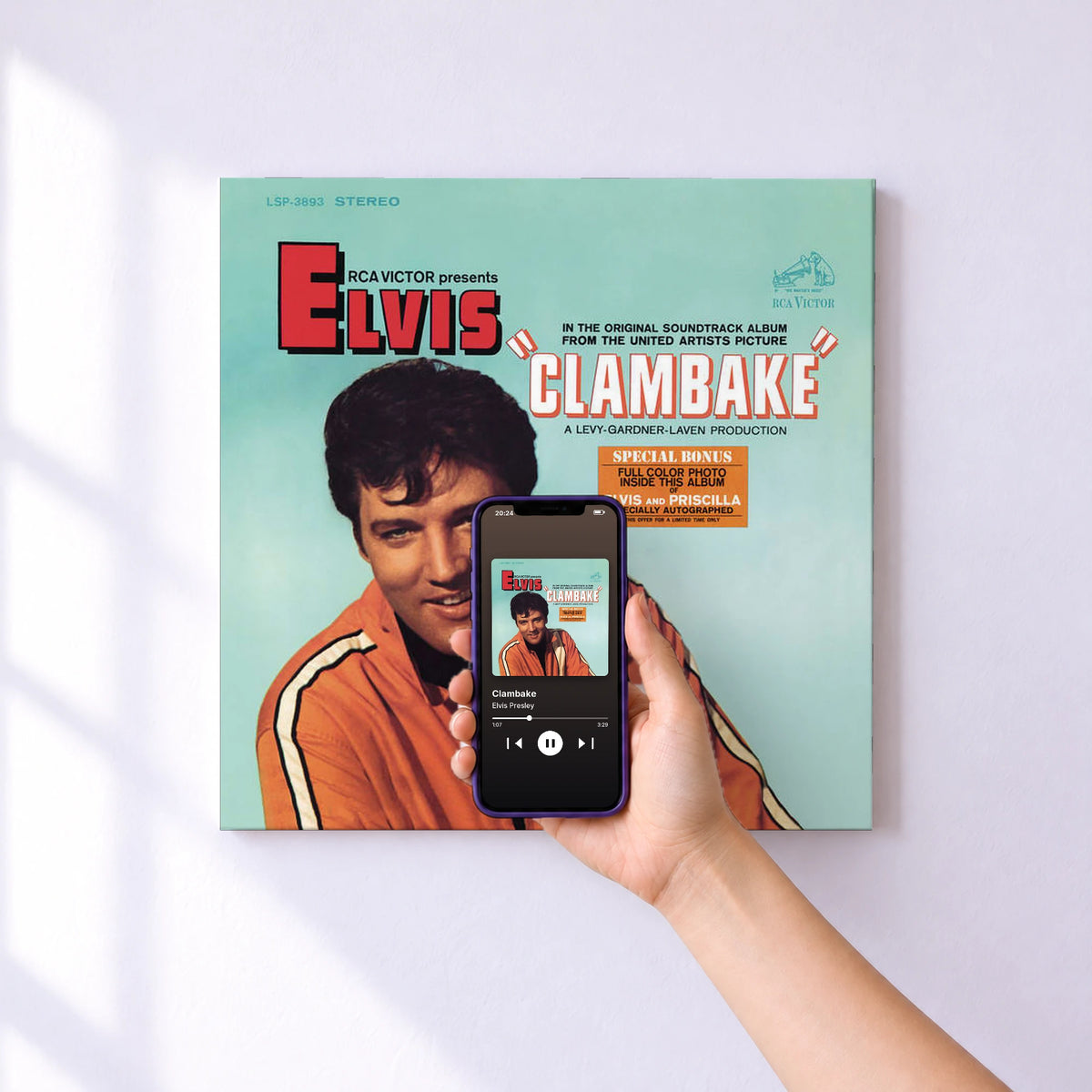 Affiche connectée Clambake de Elvis Presley au mur : l'album se lance en approchant le téléphone