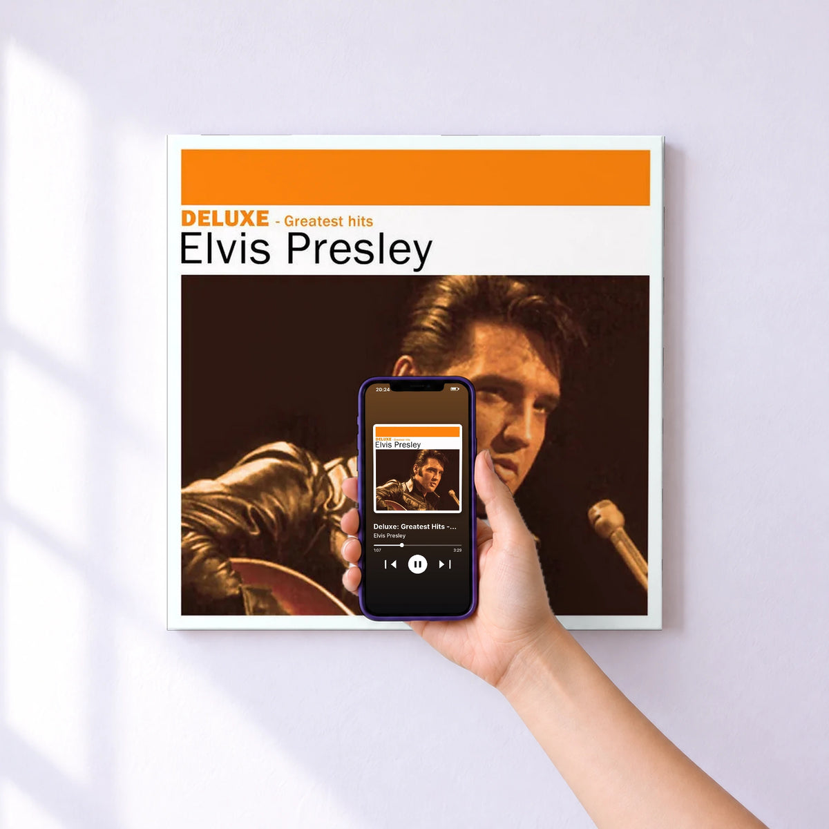 Affiche connectée Deluxe: Greatest Hits - Elvis Presley de Elvis Presley au mur : l'album se lance en approchant le téléphone