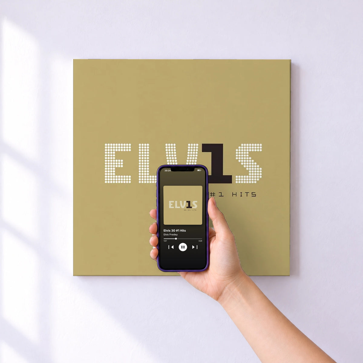 Affiche connectée Elvis 30 #1 Hits de Elvis Presley au mur : l'album se lance en approchant le téléphone