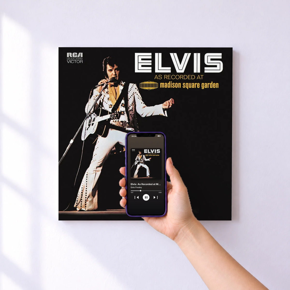 Affiche connectée Elvis: As Recorded at Madison Square Garden (Live) de Elvis Presley au mur : l'album se lance en approchant le téléphone