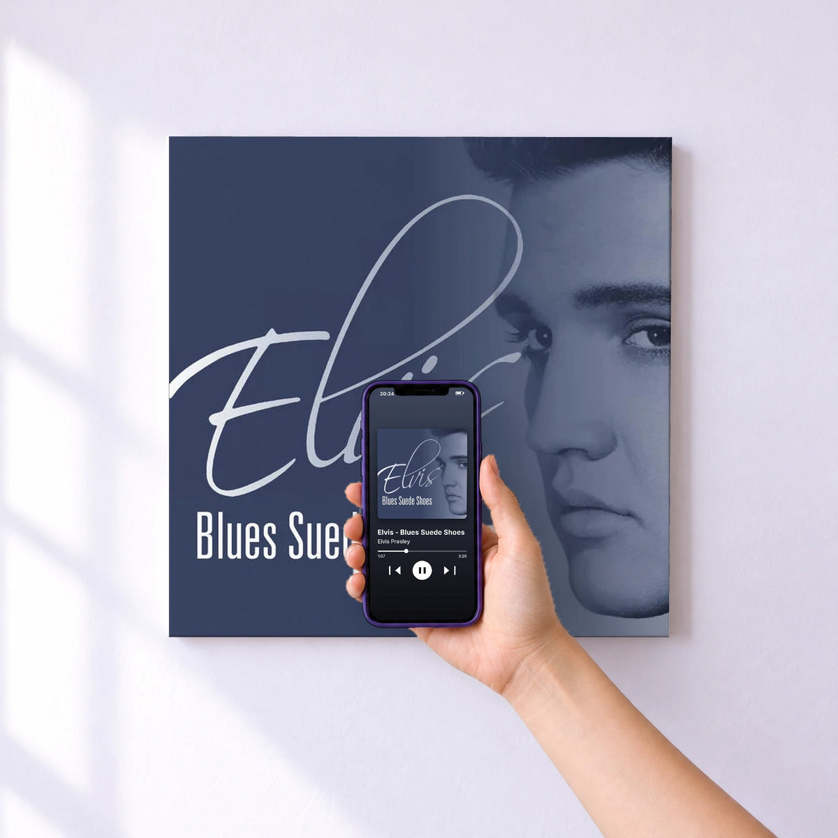 Affiche connectée Elvis - Blues Suede Shoes de Elvis Presley au mur : l'album se lance en approchant le téléphone