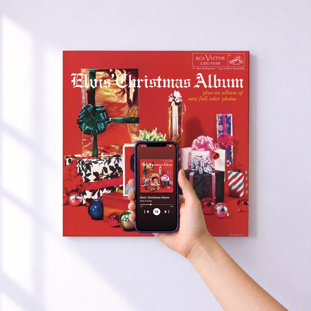 Affiche connectée Elvis' Christmas Album de Elvis Presley au mur : l'album se lance en approchant le téléphone