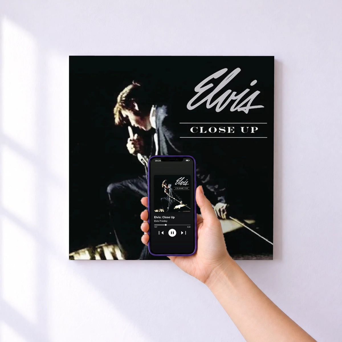 Affiche connectée Elvis: Close Up de Elvis Presley au mur : l'album se lance en approchant le téléphone