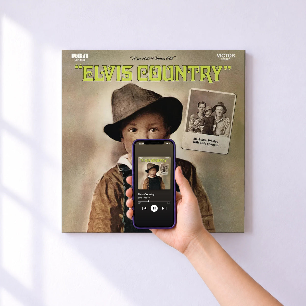 Affiche connectée Elvis Country de Elvis Presley au mur : l'album se lance en approchant le téléphone
