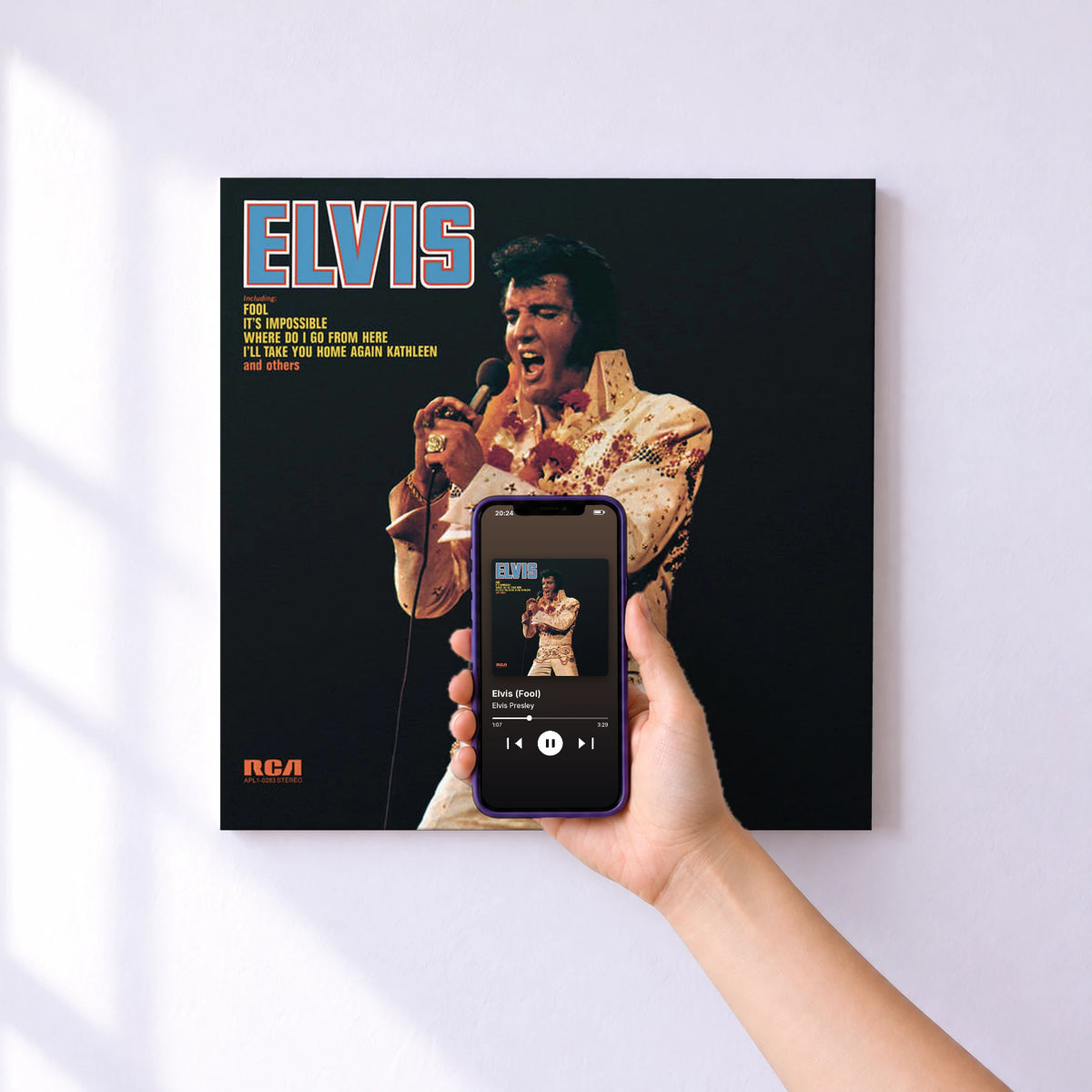 Affiche connectée Elvis (Fool) de Elvis Presley au mur : l'album se lance en approchant le téléphone