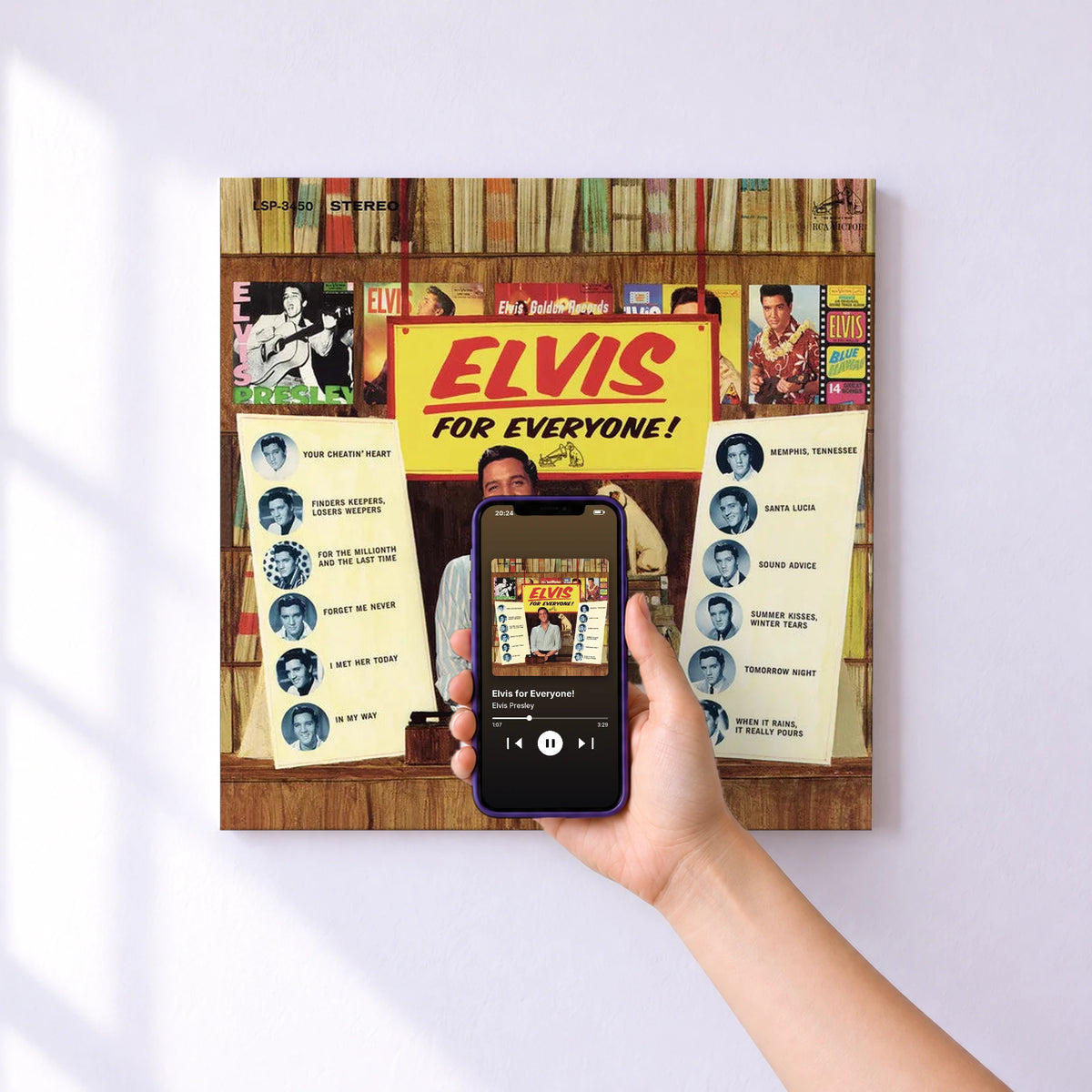 Affiche connectée Elvis for Everyone! de Elvis Presley au mur : l'album se lance en approchant le téléphone