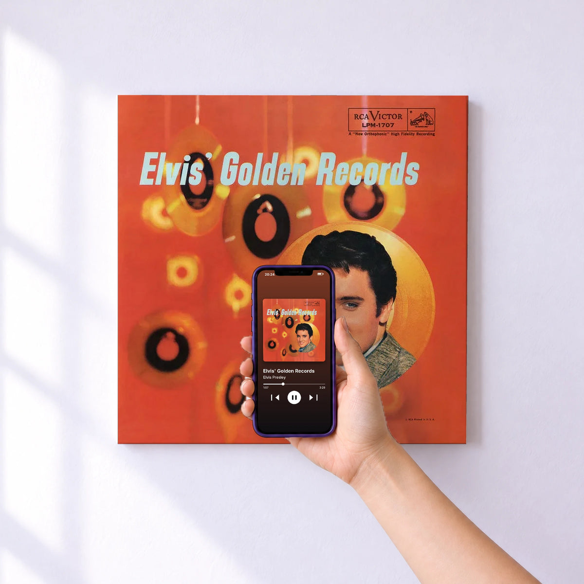 Affiche connectée Elvis' Golden Records de Elvis Presley au mur : l'album se lance en approchant le téléphone