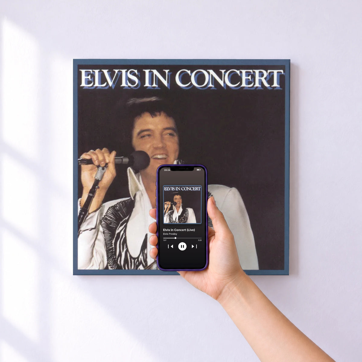 Affiche connectée Elvis In Concert (Live) de Elvis Presley au mur : l'album se lance en approchant le téléphone
