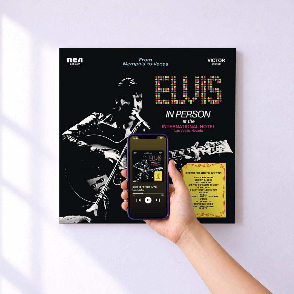 Affiche connectée Elvis In Person (Live) de Elvis Presley au mur : l'album se lance en approchant le téléphone