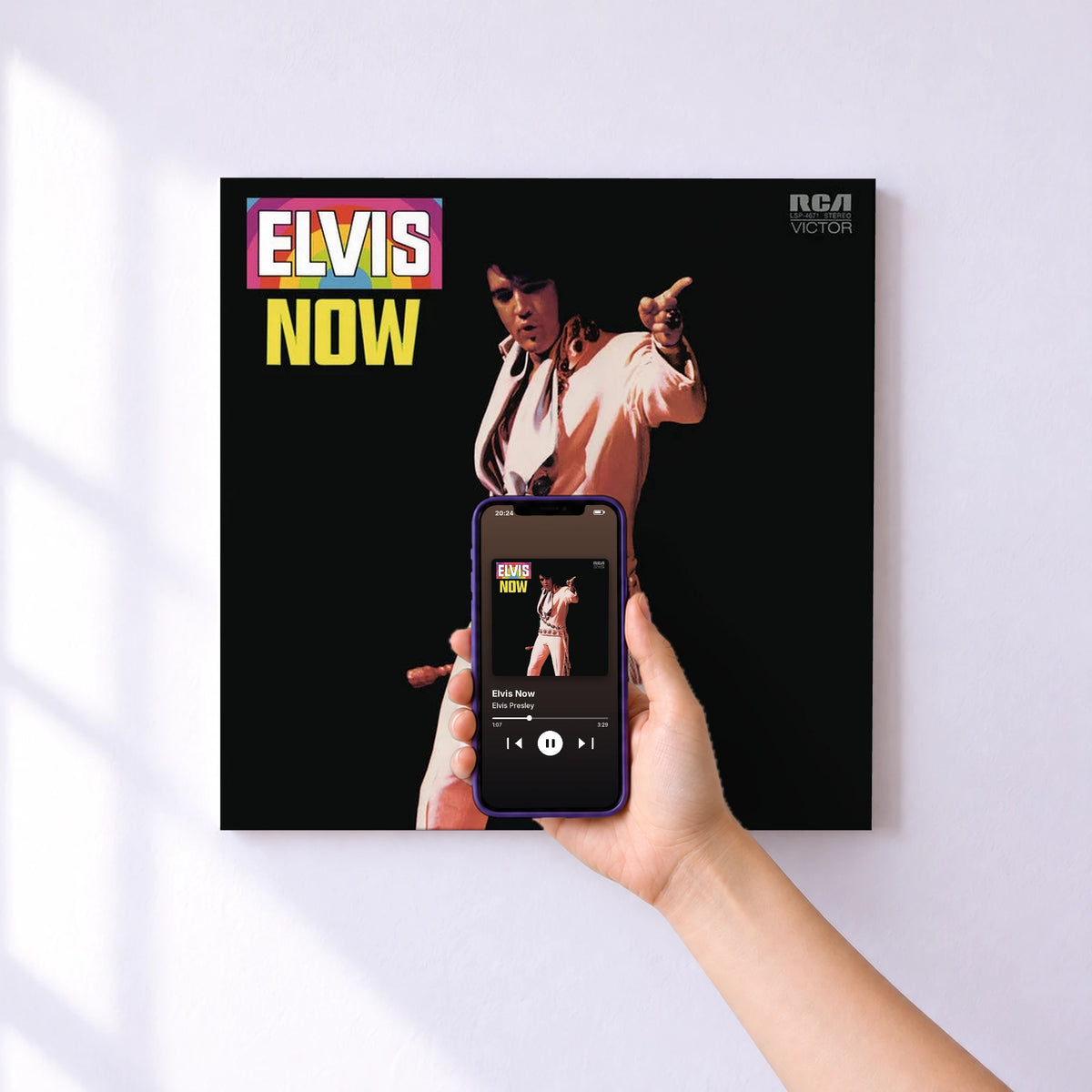 Affiche connectée Elvis Now de Elvis Presley au mur : l'album se lance en approchant le téléphone