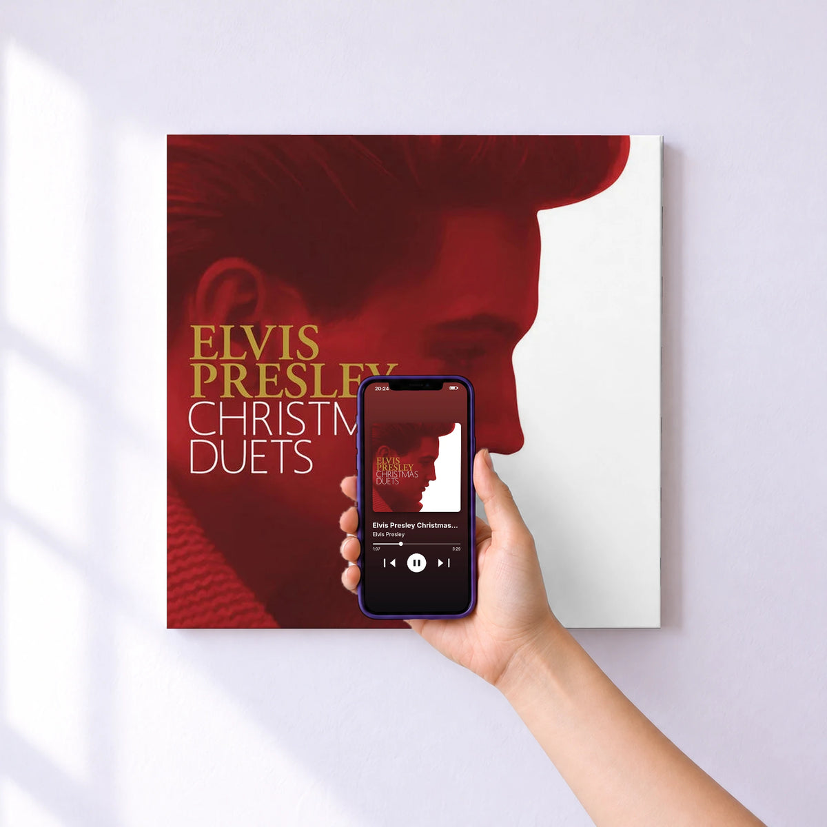 Affiche connectée Elvis Presley Christmas Duets de Elvis Presley au mur : l'album se lance en approchant le téléphone