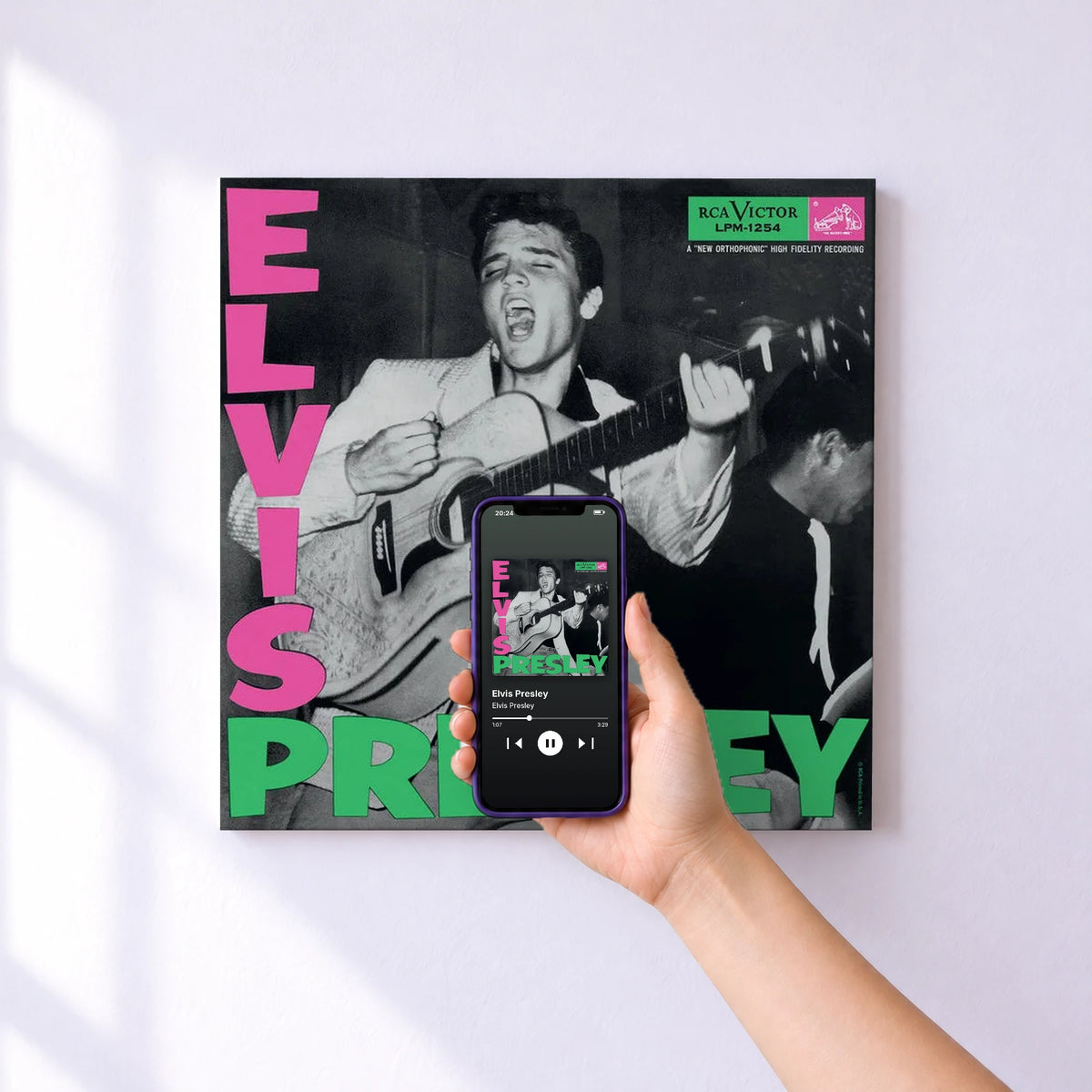 Affiche connectée Elvis Presley de Elvis Presley au mur : l'album se lance en approchant le téléphone