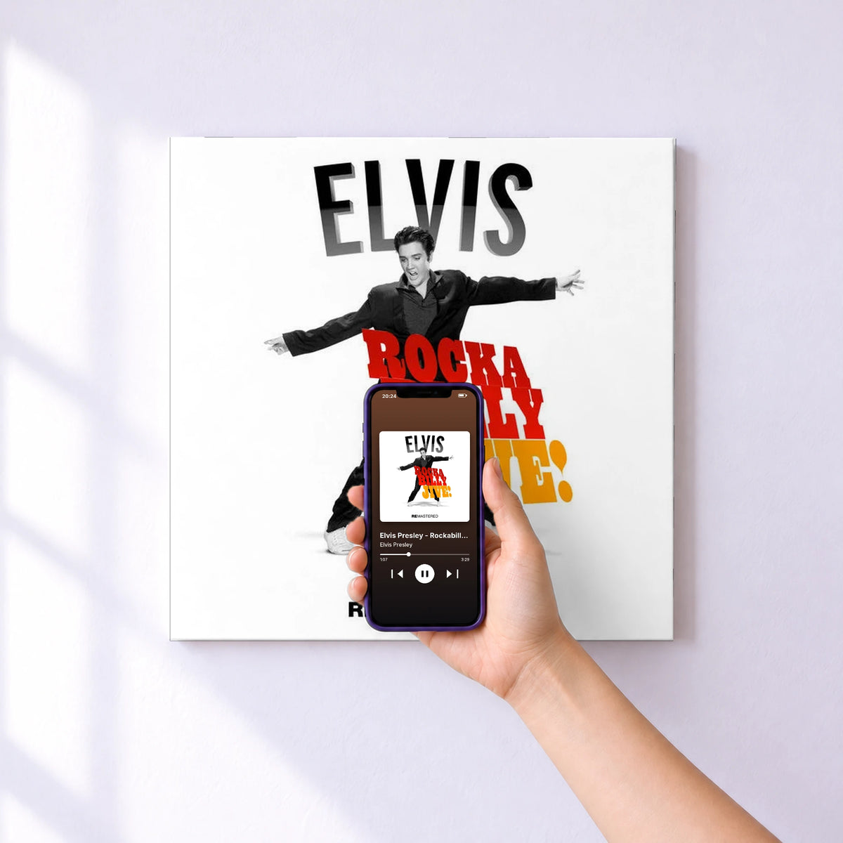 Affiche connectée Elvis Presley - Rockabilly Jive! de Elvis Presley au mur : l'album se lance en approchant le téléphone