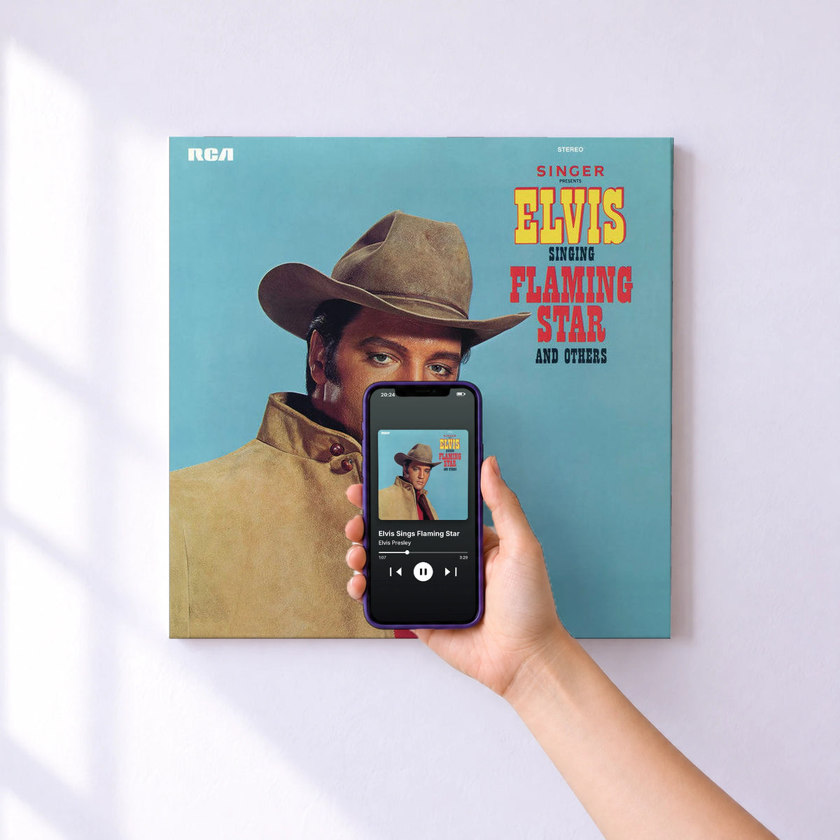 Affiche connectée Elvis Sings Flaming Star de Elvis Presley au mur : l'album se lance en approchant le téléphone
