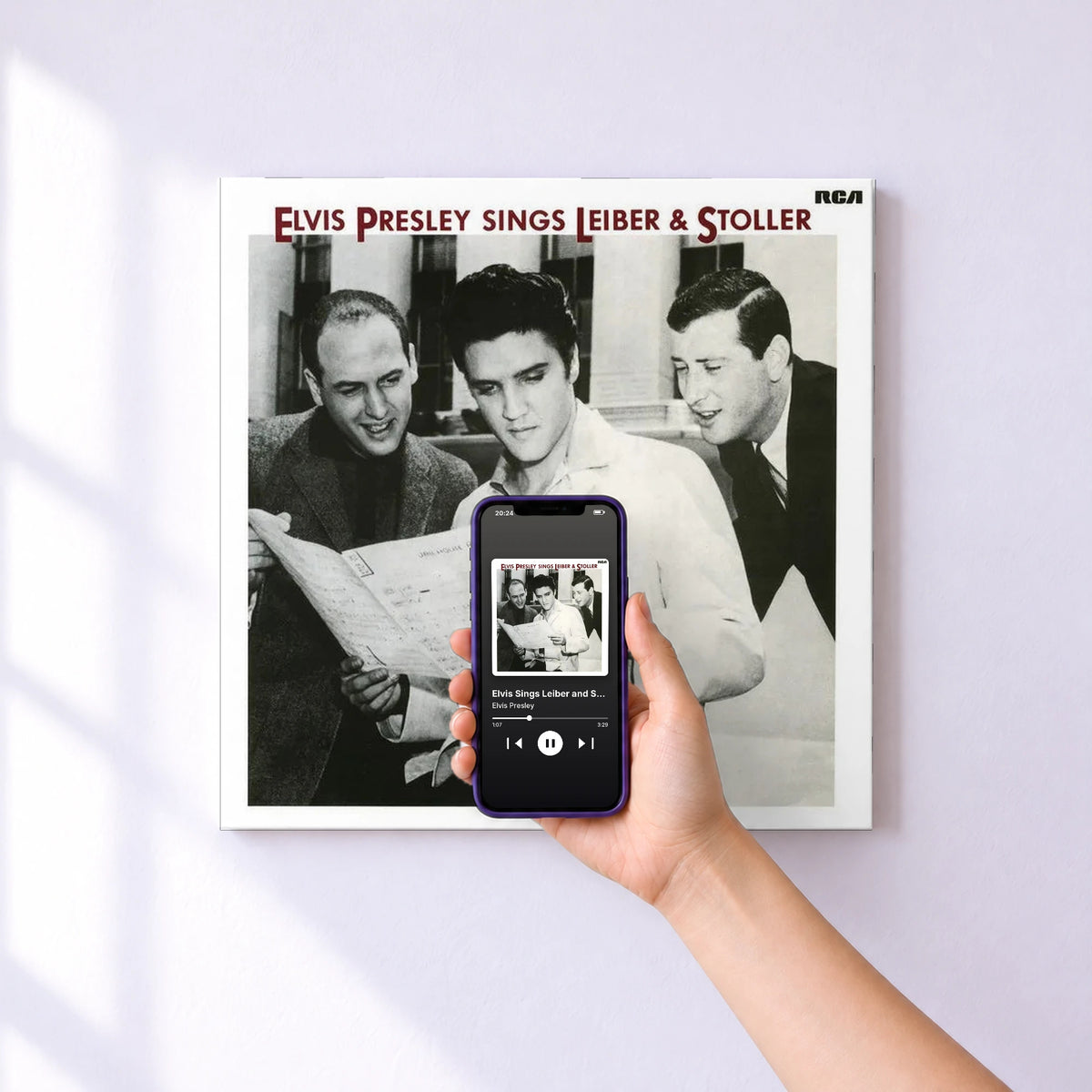 Affiche connectée Elvis Sings Leiber and Stoller de Elvis Presley au mur : l'album se lance en approchant le téléphone