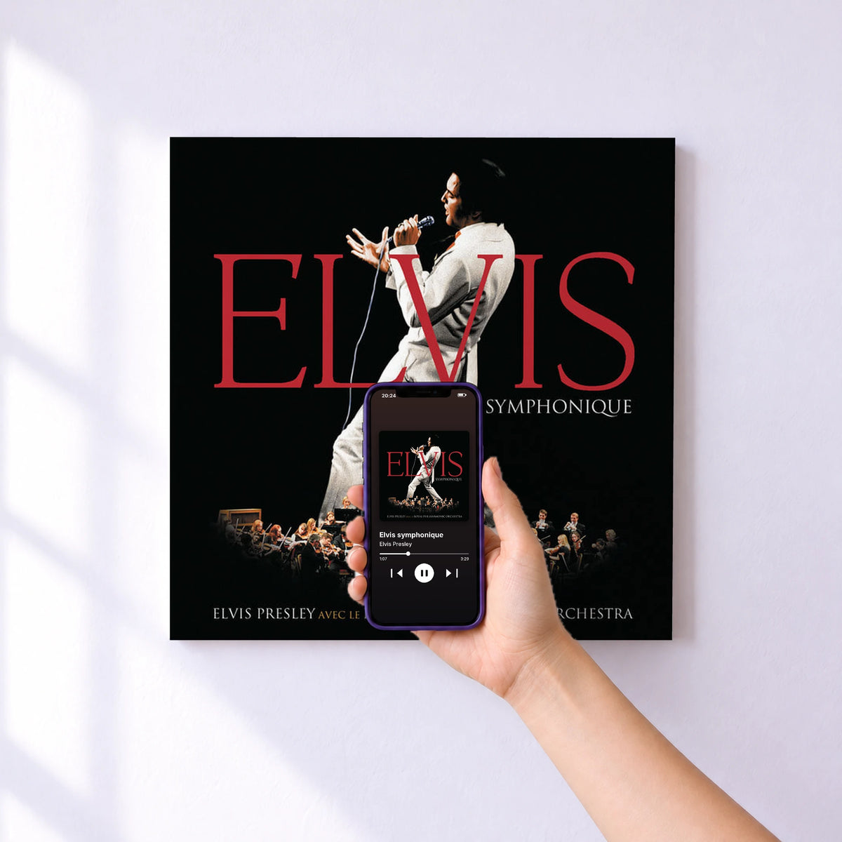 Affiche connectée Elvis symphonique de Elvis Presley au mur : l'album se lance en approchant le téléphone