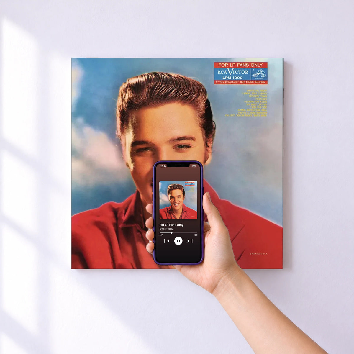 Affiche connectée For LP Fans Only de Elvis Presley au mur : l'album se lance en approchant le téléphone