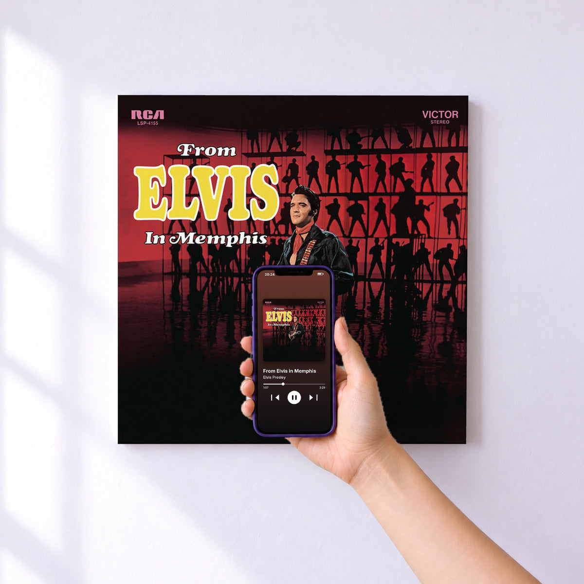 Affiche connectée From Elvis in Memphis de Elvis Presley au mur : l'album se lance en approchant le téléphone