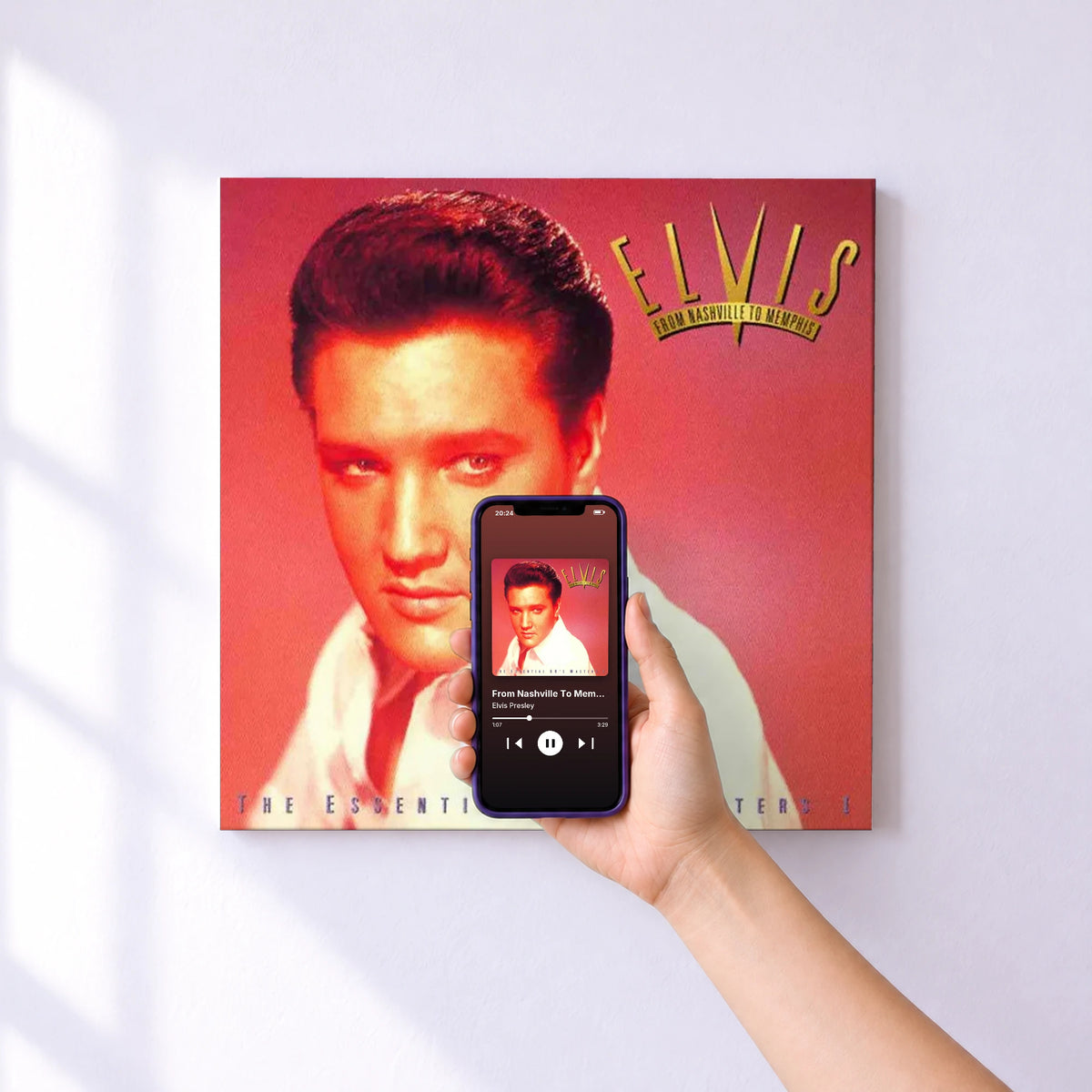 Affiche connectée From Nashville To Memphis - The Essential 60s Masters I de Elvis Presley au mur : l'album se lance en approchant le téléphone