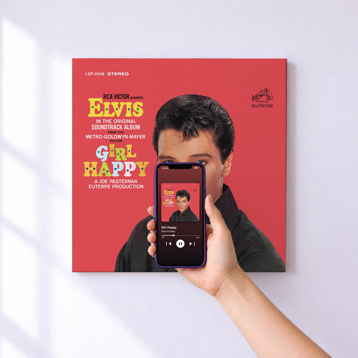 Affiche connectée Girl Happy de Elvis Presley au mur : l'album se lance en approchant le téléphone