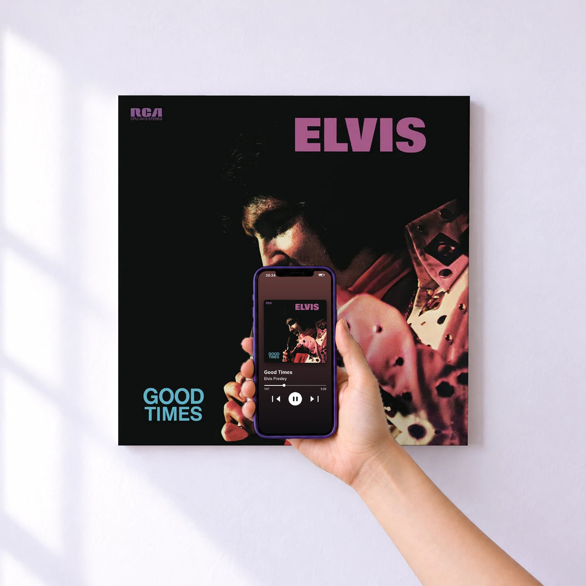 Affiche connectée Good Times de Elvis Presley au mur : l'album se lance en approchant le téléphone
